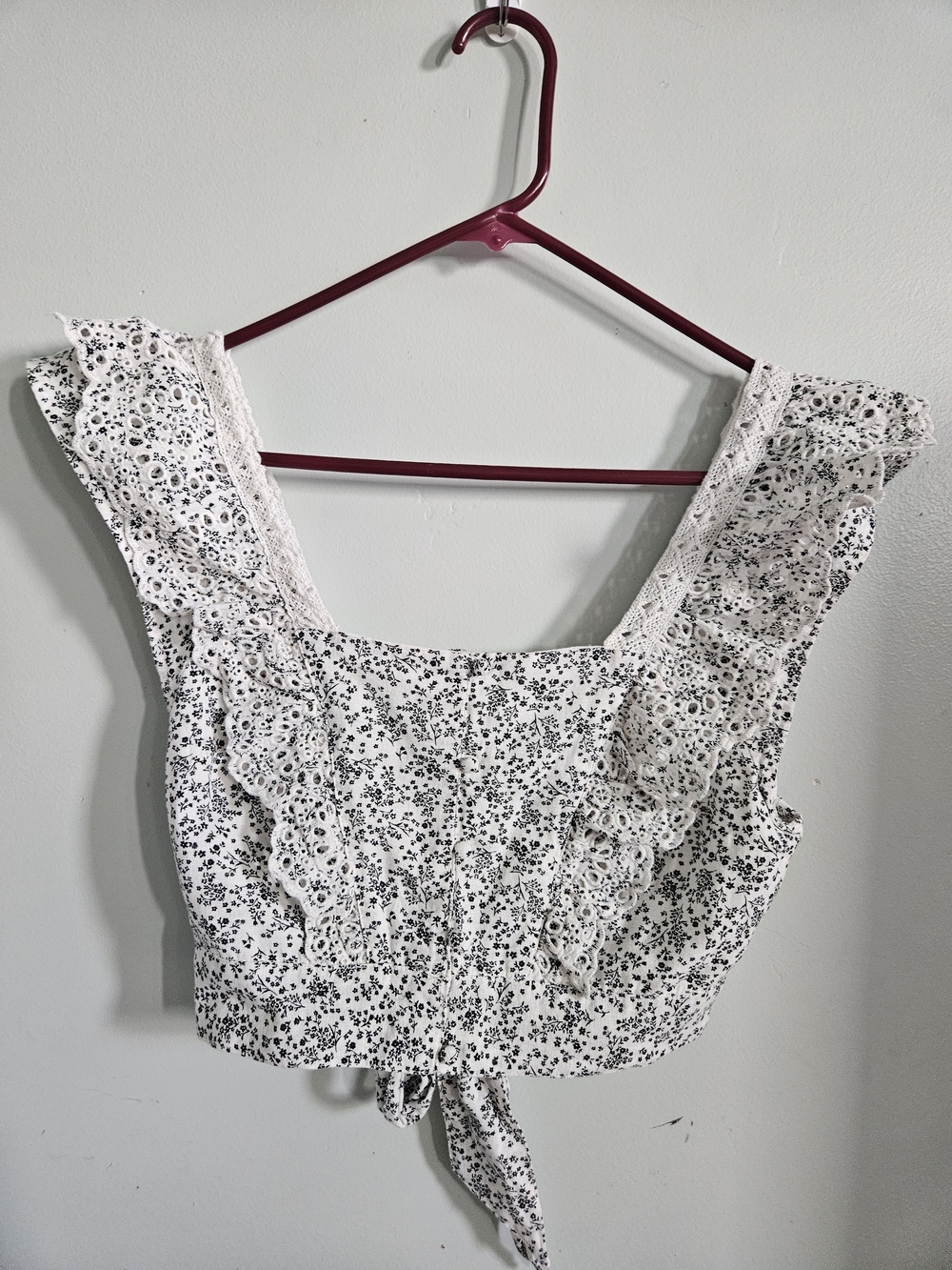 American Eagle Outfitters White Floral Tie-back Ruffle Crop Top